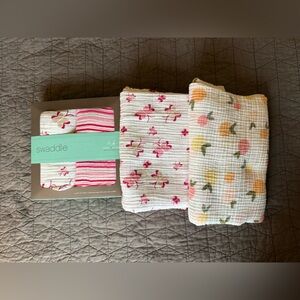 BUNDLE - NWT and EUC Aden & Anais cotton muslin swaddle blankets